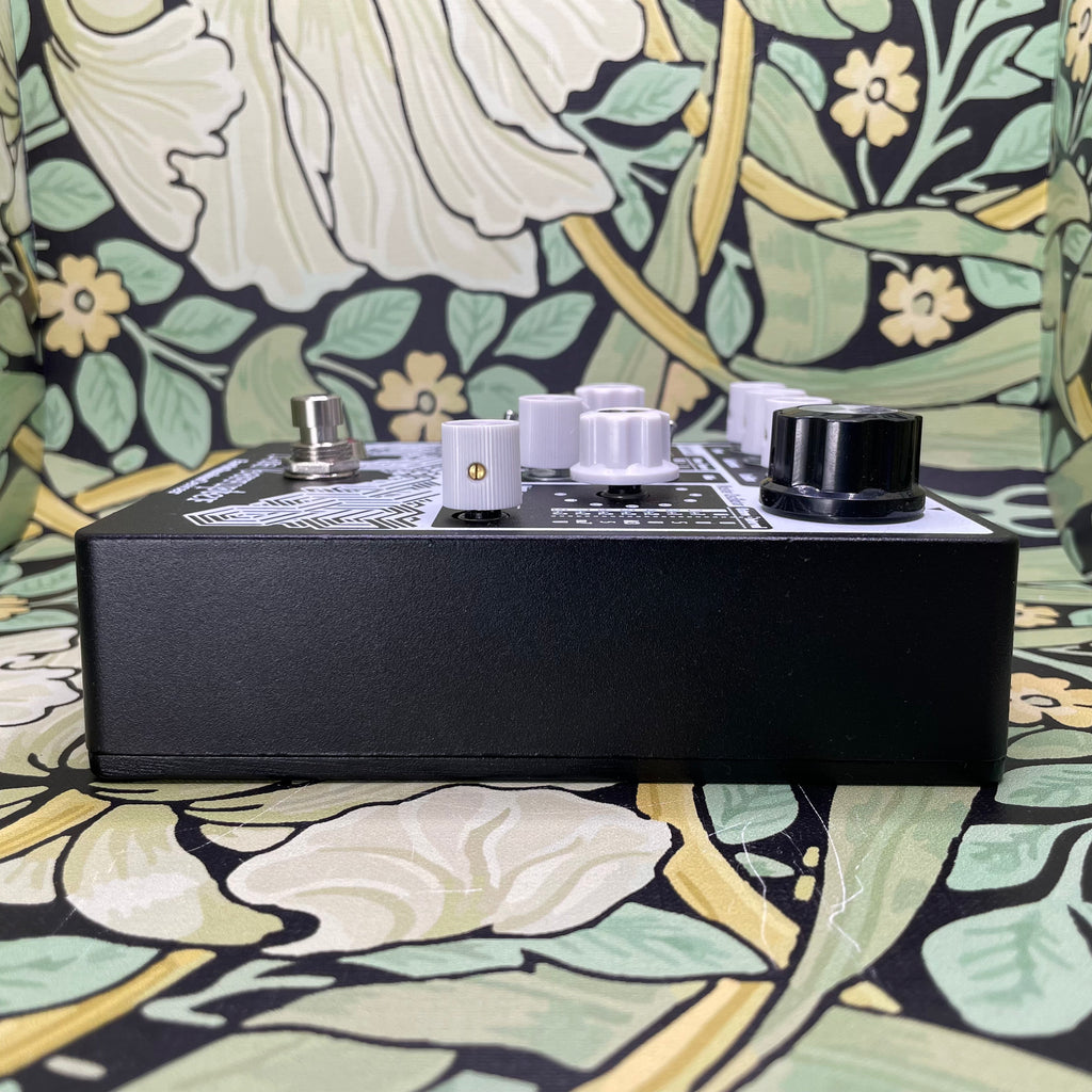 data corrupter pedal EarthQuaker Devices Data Corrupter Modulated Monophonic Harmonizing PLL