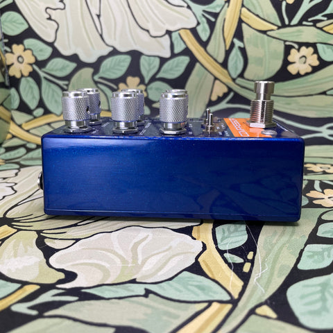 Empress Effects Bass Compressor MKII Blue Sparkle – eastside music Empress Effects Bass Compressor MKII Blue Sparkle – eastside music