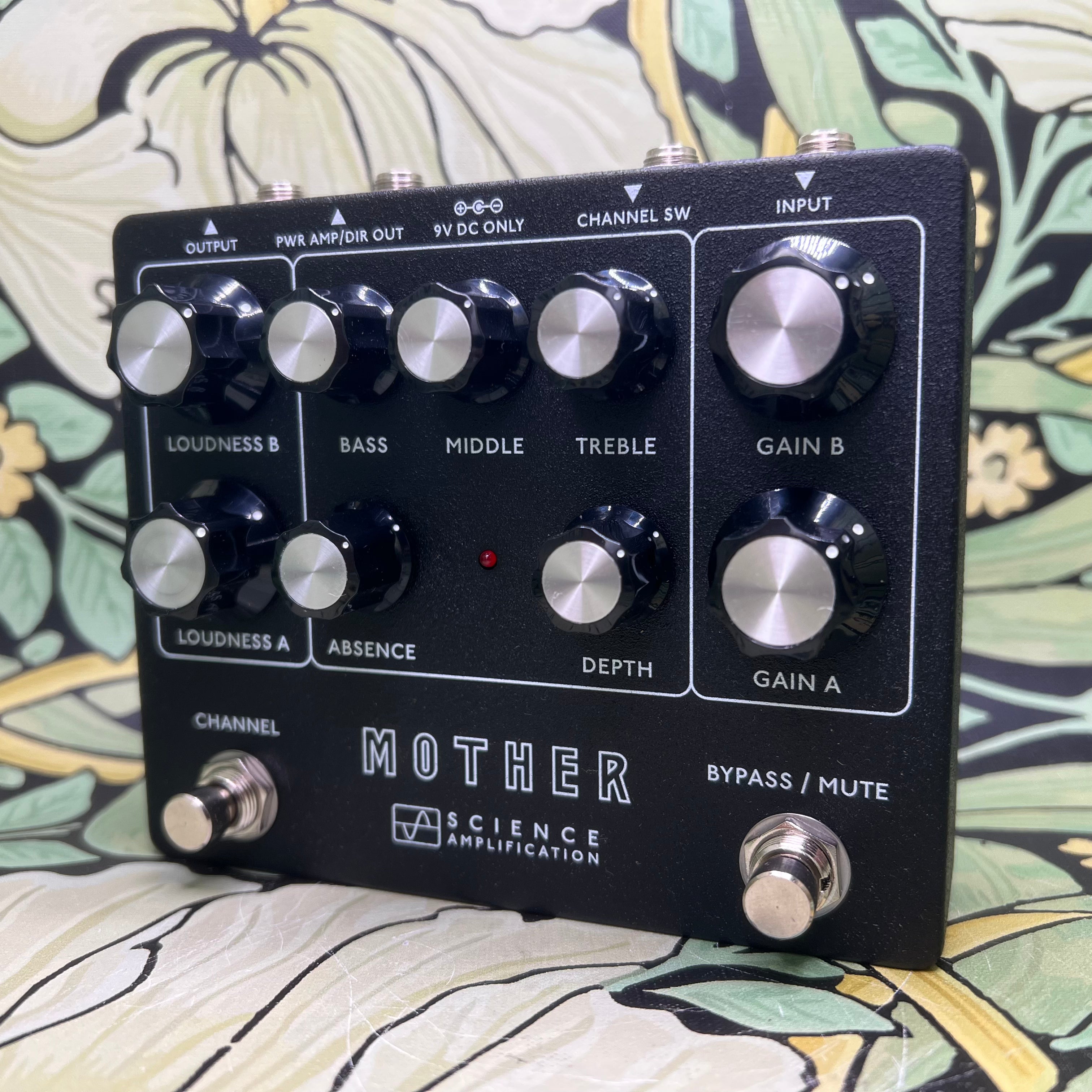 Science Amplification Mother Preamp Pedal - Green | Cream