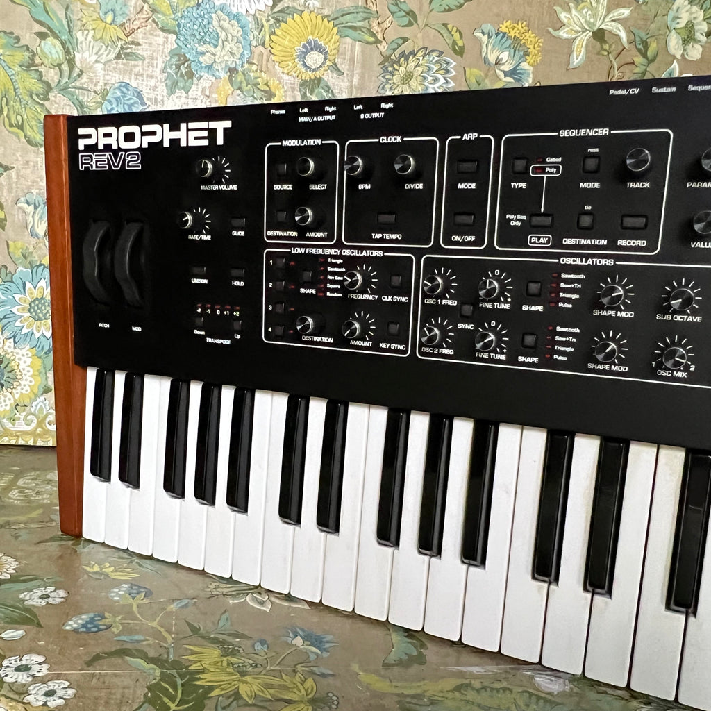 Dave Smith Instruments Prophet Rev 2 16-Voice Synthesizer Dave Smith Instruments Prophet Rev 2 16-Voice Synthesizer
