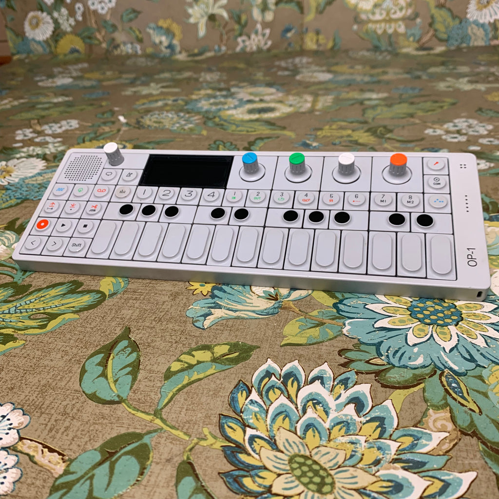 TEENAGE ENGINEERING OP-1 - 楽器/器材